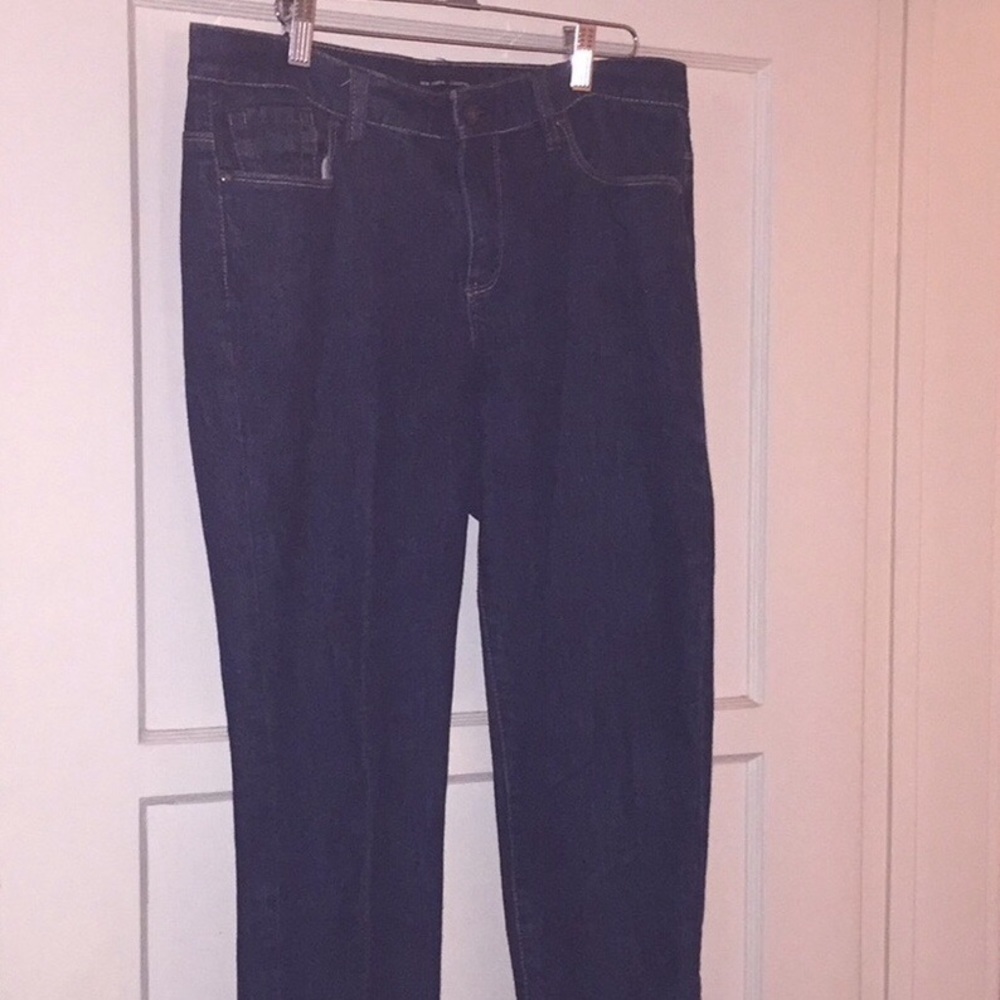 🎊HP🎉GUC🍀NEW YORK & COMPANY LOW RISE CROP JEANS